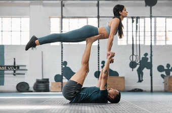 健康的适合活跃的夫妇锻炼锻炼健身例程生活方式健康年轻的的男朋友女朋友锻炼培训平衡内部健身房
