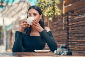 平静放松时尚的女人采取咖啡打破户外咖啡商店夏天年轻的企业家自由职业者享受免费的时间喝茶放松