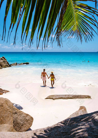 昂斯乔其普拉兰岛塞舌尔年轻的夫妇但女人热带海滩