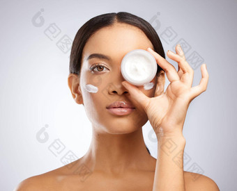 保湿霜需要护肤品担忧工作室拍摄有吸引力的年轻的女人持有浴缸保湿霜灰色背景