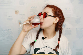 快乐的女轮红色的护目镜有趣的辫子饮<strong>料酒</strong>