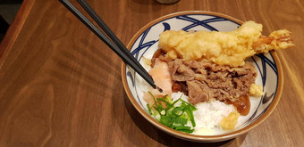 日本传统的食物<strong>牛肉红烧</strong>的铆装大米天妇罗虾切片春天洋葱碗