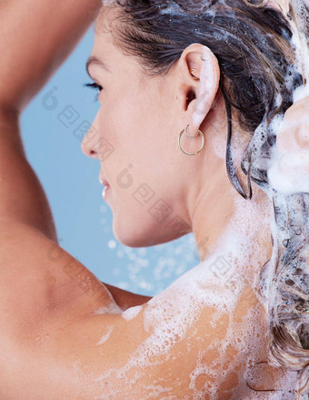再见油腻的头发工作室拍摄年轻的女人洗头发洗发水采取淋浴蓝色的背景