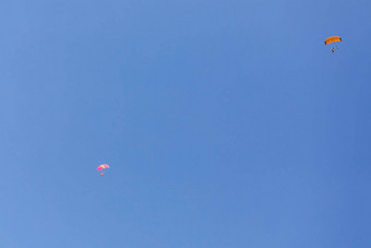 跳伞串联跳令人惊异的冒险天空