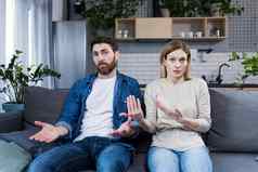 在线咨询家庭心理学家种子夫妇男人。女人坐着沙发上