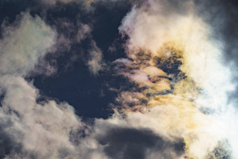 衍射光滴过冷水云彩虹云蓝色的天空清晰的阳光明媚的天气虹色效果积云云光学现象光谱颜色