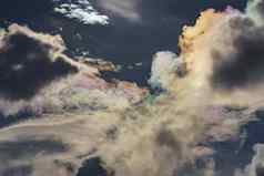 衍射光滴过冷水云彩虹云蓝色的天空清晰的阳光明媚的天气虹色效果积云云光学现象光谱颜色