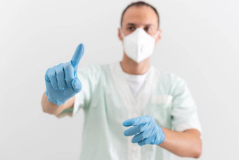 科维德防止病毒健康医疗保健工人检疫概念确定自信医生护士个人保护设备呼吸器手套显示竖起大拇指战斗电晕