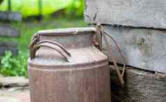 生锈的金属农村容器运输液体牛奶液体燃料多个处理牛奶银行圆柱形式宽口瓶密封帽