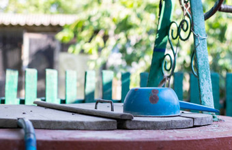 桶欧洲村阳光明媚的一天金属桶水细节锡桶农村装修花园古董项目
