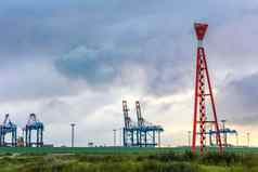 工业区域起重机红色的塔灯塔堤坝海景全景德国