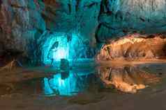 美丽的洞穴岩石形成法国特玛tarascon关于特玛洞穴隆布韦斯