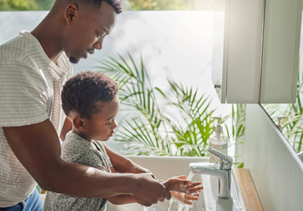 维护好手洗技术习惯父亲帮助儿子洗手利用浴室首页