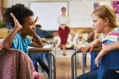 欺凌停止年轻的女孩坐着教室学校欺凌同学