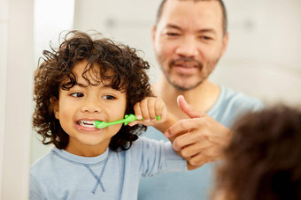 刷牙齿日常牙医父亲教学儿子刷牙齿首页