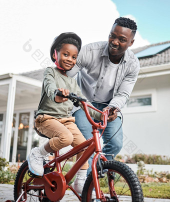 发展中<strong>终身</strong>技能吨有趣的肖像可爱的男孩学习骑自行车父亲在户外