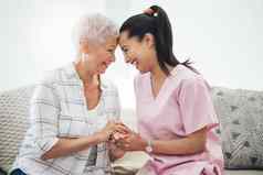 荣誉友谊年轻的护士有爱心的老女人内部