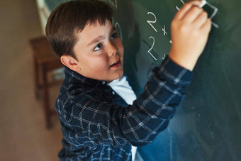 数学<strong>最强</strong>的主题年轻的男孩站写作黑板上教训教室学校