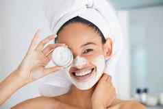 保湿部分护肤品例程有吸引力的年轻的女人站浴室首页脸面具