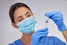 疫苗接种节省了护士填充注射器疫苗接种流体工作室背景