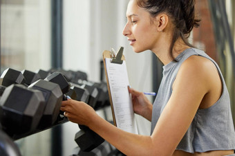 好系统缩<strong>短路</strong>目标年轻的女人检查设备工作健身房