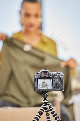 遵循时尚提示年轻的女人记录视频视频博客首页