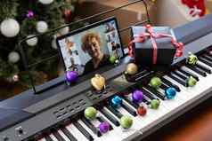 黑色的白色计划键平板电脑屏幕概念在线课程游戏fortepiano圣诞节