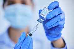 疫苗准备好了认不出来女科学家注射器提取科维德疫苗瓶实验室