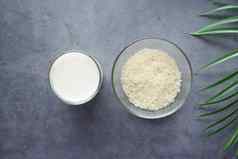 玻璃牛奶大米表格乳制品牛奶概念