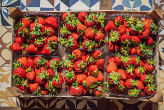 木盒子完整的新鲜的有机草莓白色背景前视图