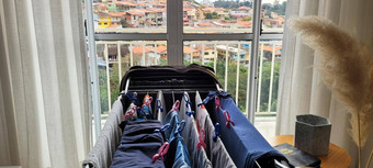 洗衣服挂晾衣绳公寓
