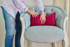 女人装修蓝色的扶手椅天鹅绒粉红色的缓冲