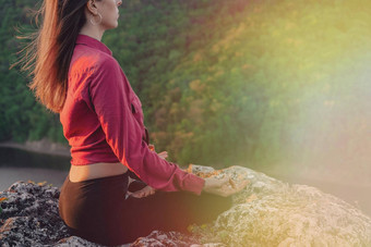 和平瑜珈女人坐着莲花冥想感觉免费的前面野生自然考虑到健身教练Zen时刻日常瑜伽实践平静呼吸浓度概念复制空间