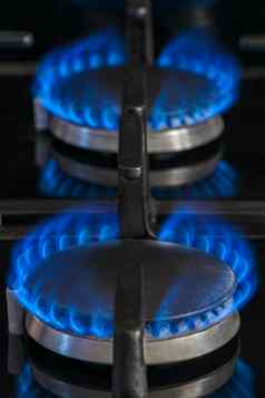 燃烧自然气体丙烷气体炉子黑色的背景片段气体厨房炉子蓝色的火焰特写镜头能源危机概念上升价格价格气体
