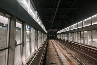 前面小屋视图移动地铁马车机场终端骑无人驾驶地铁火车巴塞罗那先进的运输系统地下隧道