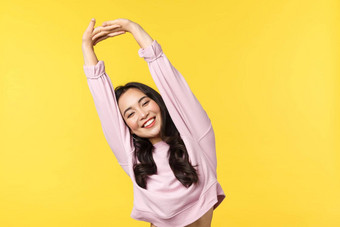 生活方式情绪广告概念可爱的愚蠢的亚洲女人伸展运动倾斜身体<strong>好</strong>La2<strong>睡眠</strong>微笑关闭眼睛感觉放松快乐黄色的背景