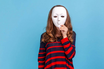匿名女人站隐藏脸白色面具阴谋隐私秘密