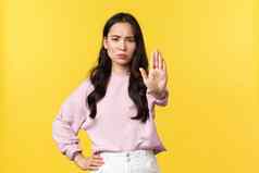 人情绪生活方式时尚概念停止严肃的表情愤怒的女人需求持有禁止行动限制警告站黄色的背景
