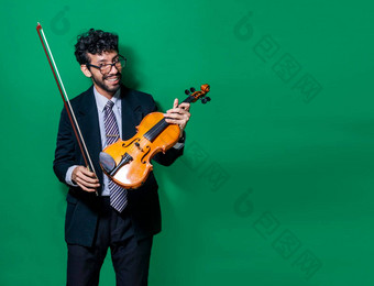 肖像微笑小提琴家男人。孤立的微笑小提琴家男人。相机持有小提琴小提琴家男人。概念孤立的背景