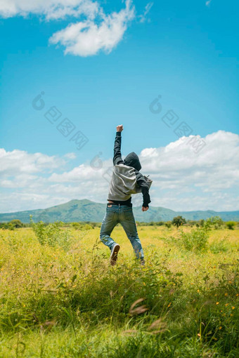 概念免费的人跳提高手臂免费的人跳幸福场男人。回来跳不错的场后视图男人。跳草提高拳头