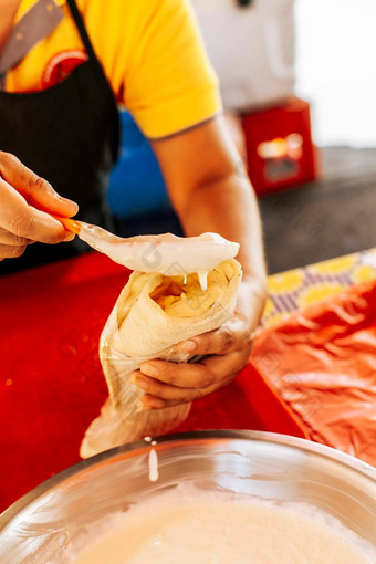 手使<strong>尼加拉瓜</strong>quesillo关闭手使传统的quesillo腌洋葱准备<strong>尼加拉瓜</strong>quesillo传统的中央美国食物quesillo