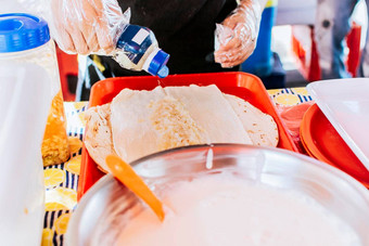 关闭手使传统的quesillo腌洋葱准备尼加拉瓜quesillo传统的中央美国食物quesillo手使尼加拉瓜quesillo