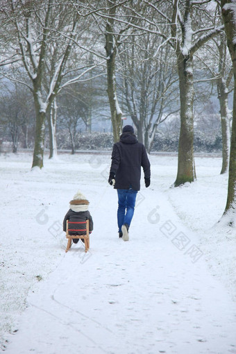 父亲儿子走雪<strong>小雪</strong>橇