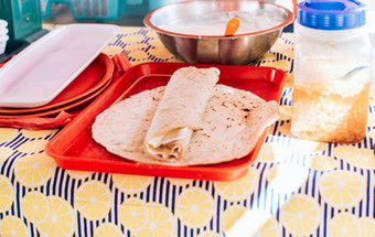 尼加拉瓜quesillo使服务表格传统的quesillo腌洋葱包装玉米粉圆饼传统的尼加拉瓜quesillo食物传统的大quesillo服务表格