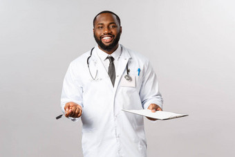 医学科维德治疗医院概念快乐友好的非裔美国人医生医生治疗病人检查救护车医院微笑持有剪贴板