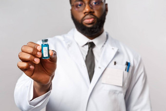 医疗保健医学医院治疗概念严肃的表情科学家非裔美国人医生实验室显示全新的工作疫苗科维德冠状病毒治愈