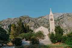 美丽的视图海岸肮脏的湾尤斯塔斯的教堂村善良黑山共和国教堂咽鼓位于善良肮脏的黑山共和国