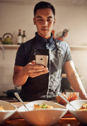 香料newsfeed年轻的男人。智能手机图片健康的餐准备首页