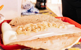 传统的quesillo腌洋葱准备传统的尼加拉瓜quesillo人使美味的尼加拉瓜奶酪手准备传统的尼加拉瓜quesillo