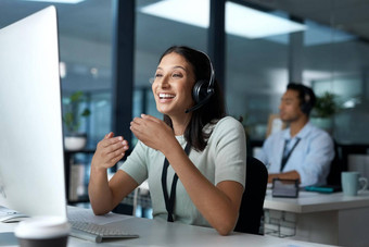 客户支持兴奋年轻的女人耳机电脑现代办公室